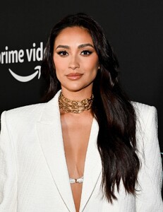shay-mitchell-at-something-from-tiffany-s-premiere-in-los-angeles-11-29-2022-0.jpg
