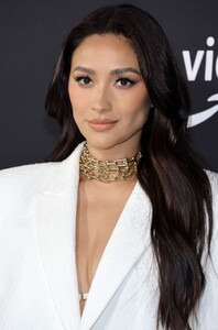 shay-mitchell-at-something-from-tiffany-s-premiere-in-los-angeles-11-29-2022-4.jpg