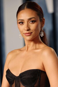shay-mitchell-at-vanity-fair-oscar-party-in-beverly-hills-03-12-2023-2.jpg