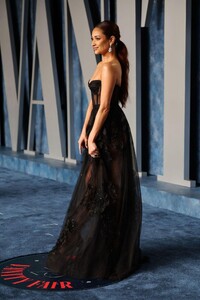 shay-mitchell-at-vanity-fair-oscar-party-in-beverly-hills-03-12-2023-3.jpg