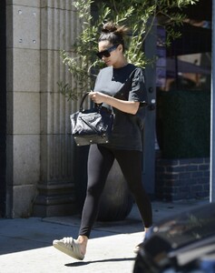 shay-mitchell-leaves-a-skincare-clinic-in-los-angeles-08-12-2022-0.thumb.jpg.6c8485d337bf130b809312545ad449f2.jpg