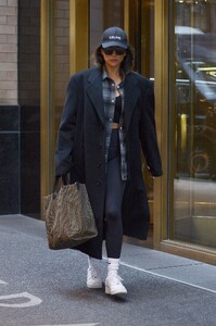 shay-mitchell-leaves-her-hotel-in-new-york-11-18-2021-0.thumb.jpg.156981594bd4d31bb0a7b4f2bb3c6f9d.jpg