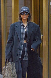 shay-mitchell-leaves-her-hotel-in-new-york-11-18-2021-1.thumb.jpg.4a9aca5ffaa3e9eaf9e6278fc45ffb7b.jpg