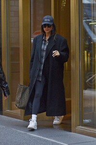 shay-mitchell-leaves-her-hotel-in-new-york-11-18-2021-3.thumb.jpg.ae8281c9d322c1884033132c6f70dc39.jpg
