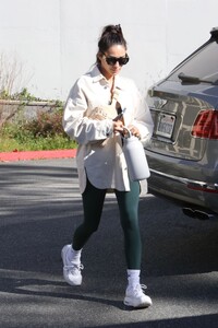 shay-mitchell-leaves-pilates-class-in-west-hollywood-01-23-2023-2.jpg