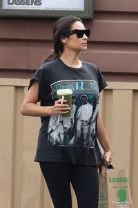 shay-mitchell-out-for-groceries-at-lassens-in-los-angeles-09-08-2022-3.jpg