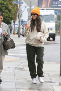 shay-mitchell-out-for-pizza-with-friends-in-west-hollywood-01-17-2022-7.thumb.jpg.8ddb04c1e58d49f980713f5de6025b0b.jpg