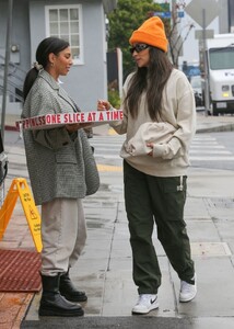 shay-mitchell-out-for-pizza-with-friends-in-west-hollywood-01-17-2022-9.thumb.jpg.eea2f431d3bf253c1489a892220067f7.jpg