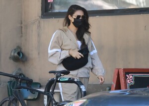 shay-mitchell-out-picks-up-lunch-in-los-feliz-02-05-2022-1.thumb.jpg.cd53a43f3fa9080d012a0940e21f77d9.jpg