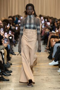 00001-burberry-spring-2023-ready-to-wear-credit-brand.thumb.jpg.24d715e58e1513e1f1608b4c354ef579.jpg