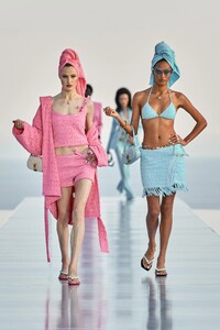 00010-versace-prefall-2023-credit-gorunway.thumb.jpg.8d77e28d61acefbc16cfeed70c2e0f6e.jpg