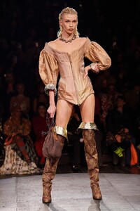 00055-andreas-kronthaler-for-vivienne-westwood-spring-2023-ready-to-wear-credit-gorunway.thumb.jpg.f93af19d82bde3672d72244f6c0e970b.jpg