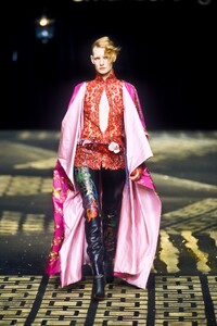 1068421102_EmanuelUngaro2001HauteCouture15.thumb.jpg.dc3c0f9d04a569e9bfee32e9fba72915.jpg