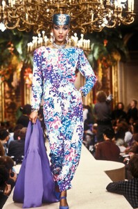 1226715089_YvesSaintLaurent1985HauteCouture115.thumb.jpg.41f573279bff753940dea62043c6552c.jpg