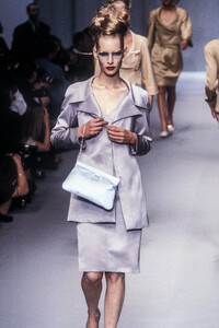 124115179_KarlLagerfeld1996WomenRTW92.thumb.jpg.b6111044ccf6943dcf46ae04581f7544.jpg