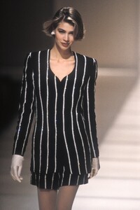 1253668172_GiorgioArmani1991WomenRTW52.thumb.jpg.9c3c043a295da89e0367273ee5311ce5.jpg