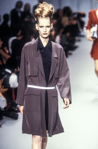 1438735349_KarlLagerfeld1996WomenRTW10.thumb.jpg.119e02c24b5c7a4fce8f474c85bf694a.jpg