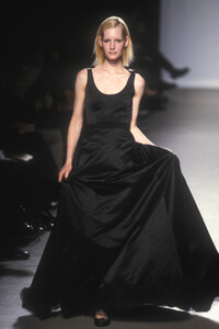 1534258646_IsaacMizrahi1998WomenRTW75.thumb.jpg.cdd0f6befe812170365163ab19d1c4bf.jpg