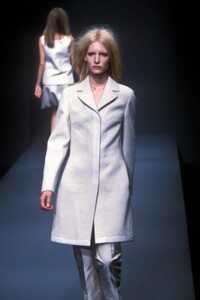 1543333484_Prada1998WomenRTW27.thumb.jpg.444fadfdf65629c9f99c3012d989a8c1.jpg