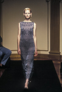 1548410067_AlbertaFerretti1998WomenRTW51.thumb.jpg.964bd1af45c0c7b970e446090b667a5f.jpg