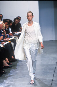 1559346493_HelmutLang1999WomenRTW25.thumb.jpg.8f27d9edbc24a6b3469b25e96cd6b83d.jpg