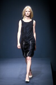 160014274_Prada1998WomenRTW12.thumb.jpg.95523f10e3eb83043b8fa04f81fe611c.jpg