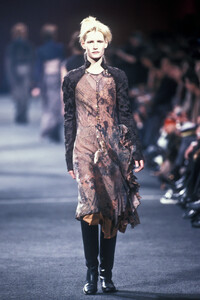 1606280508_DriesVanNoten1998WomenRTW84.thumb.jpg.0a4680a8442944b4c2f73069d60fea6a.jpg