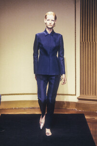 1731109941_AlbertaFerretti1998WomenRTW83.thumb.jpg.425e774b60441091d3e85d2fad32b44f.jpg