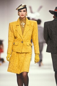 1782869180_YvesSaintLaurent1989WomenRTW113.thumb.jpg.c2792a5eb5dee6613c70a0543e87eb39.jpg