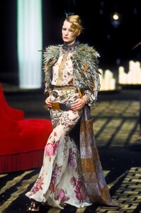 1812072827_EmanuelUngaro2001HauteCouture81.thumb.jpg.1fa7c8083350a01b7cab282d9acfc2af.jpg
