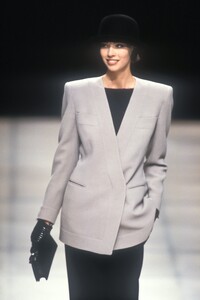 1837311681_GiorgioArmani1992WomenRTW3.thumb.jpg.1c882ade0681555e3ef6df73f3220f63.jpg