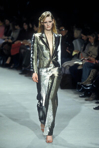 2111474619_Givenchy2000WomenRTW19.thumb.jpg.713c6b0d61fe2202557ca0db31b0d46b.jpg