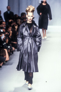 22818295_KarlLagerfeld1996WomenRTW40.thumb.jpg.91be171bcfb2ba80bc8a3f7a791609bd.jpg