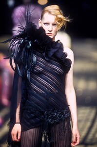 269758236_EmanuelUngaro2001HauteCouture107.thumb.jpg.8ad6169168618980cacef7b1b51f1671.jpg