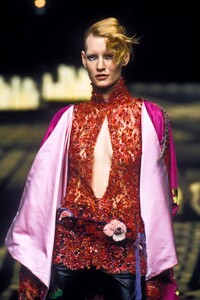 376561712_EmanuelUngaro2001HauteCouture16.thumb.jpg.00330f1c64ae3d1ed7e082c24dd5e700.jpg