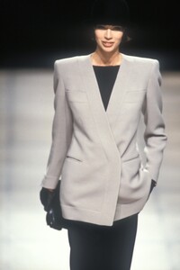 388688671_GiorgioArmani1992WomenRTW4.thumb.jpg.278b187428c2b54a3dcd6b414159d839.jpg