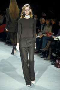 487952135_Givenchy2000WomenRTW55.thumb.jpg.56430d5aa7b54bdedfa238a728607882.jpg