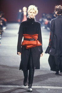 570002575_DriesVanNoten1998WomenRTW44.thumb.jpg.bfd2e766566d05232b7fefde2b66efec.jpg