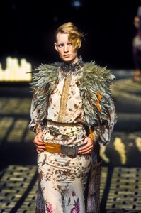 62771056_EmanuelUngaro2001HauteCouture82.thumb.jpg.14e6ca352cce4b199183901b048143b6.jpg