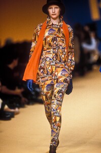 759534104_Kenzo1991WomenRTW28.thumb.jpg.46a4e5a698f724cf809d94574523b38a.jpg