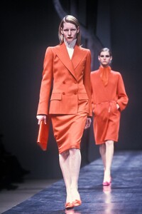 992760319_YvesSaintLaurent1999WomenRTW27.thumb.jpg.c82f49b00b38bae04fedc694f6c64b3d.jpg