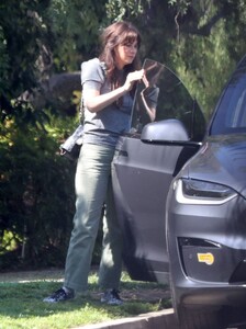 Zooey-Deschanel---Visit-to-a-friends-house-in-Los-Angeles-01.jpg