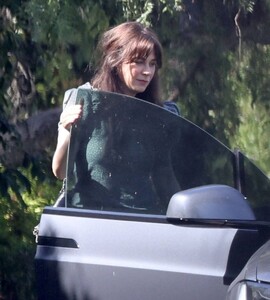 Zooey-Deschanel---Visit-to-a-friends-house-in-Los-Angeles-08.jpg