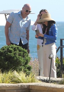 Zooey-Deschanel---With-Jonathan-Scott-have-a-lunch-at-Nobu-Restaurant-in-Malibu-02.jpg