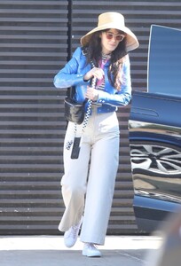 Zooey-Deschanel---With-Jonathan-Scott-have-a-lunch-at-Nobu-Restaurant-in-Malibu-03.jpg