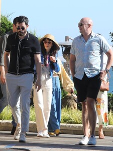 Zooey-Deschanel---With-Jonathan-Scott-have-a-lunch-at-Nobu-Restaurant-in-Malibu-07.jpg