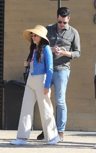 Zooey-Deschanel---With-Jonathan-Scott-have-a-lunch-at-Nobu-Restaurant-in-Malibu-09.jpg
