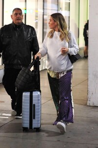 claire-holt-at-lax-in-la-08-21-2023-0.jpg