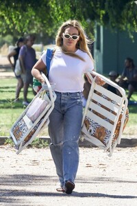 hilary-duff-out-at-a-park-in-sherman-oaks-08-04-2023-4.jpg