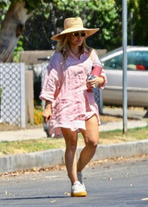 hilary-duff-out-at-a-park-in-sherman-oaks-08-18-2023-2.jpg